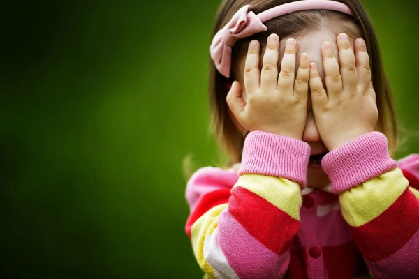با کودک خجالتی چگونه رفتار کنیم